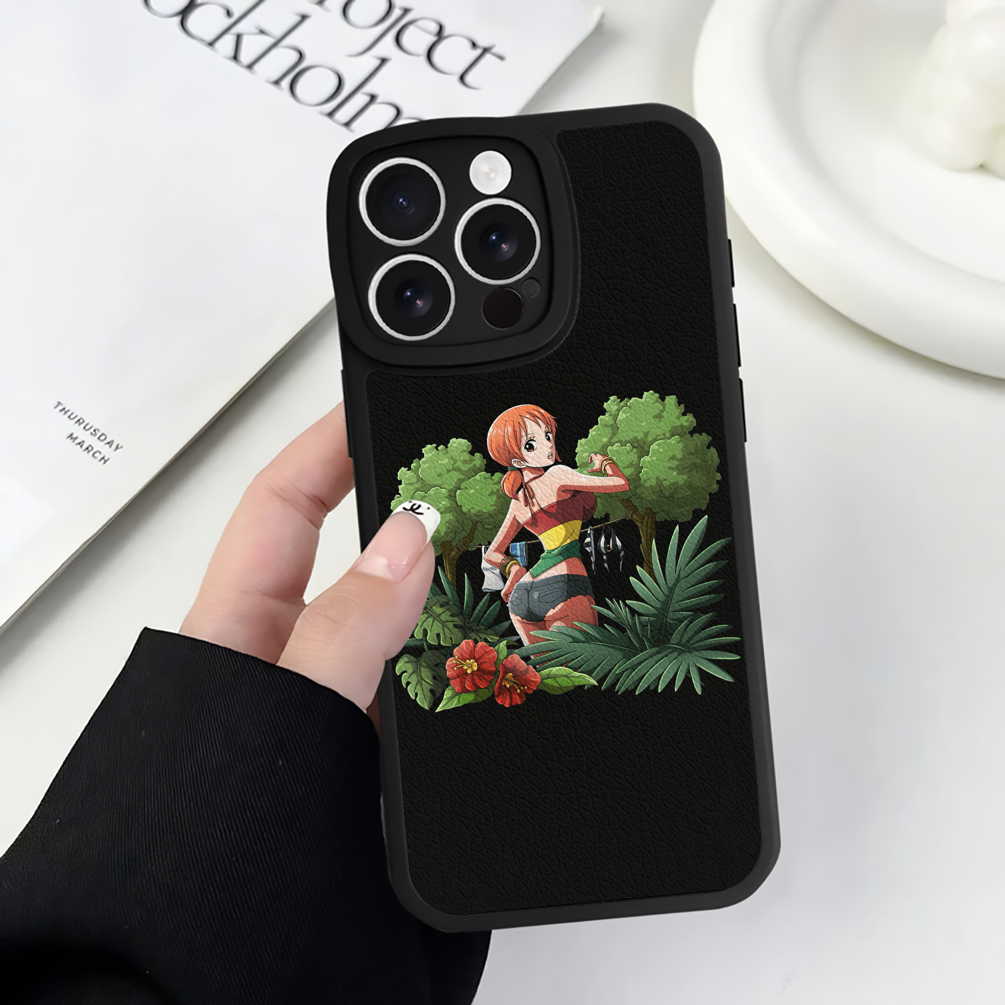 （画像用） ワンピース ナミ ONE PIECE Nami 【iPhone 16シリーズ対応】シリコンスマホケース（レザー調） 材質：シリコン